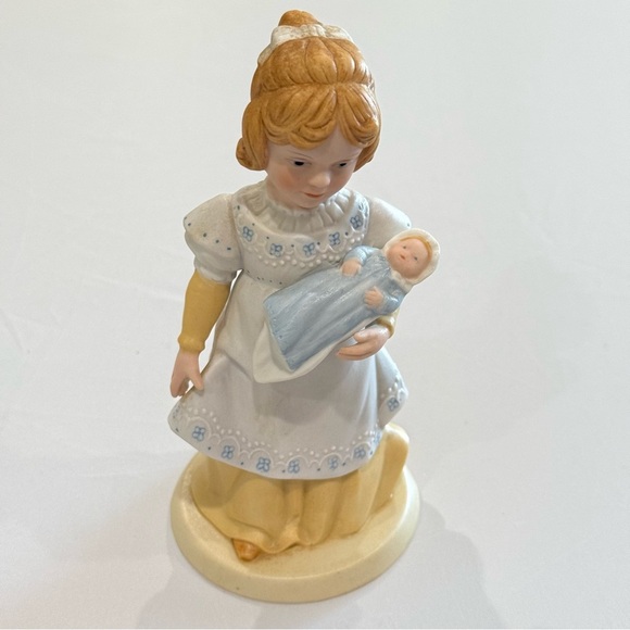 Vintage Avon "A Mother’s Love" Porcelain Figurine 1981 - Hand Painted - Picture 2 of 4